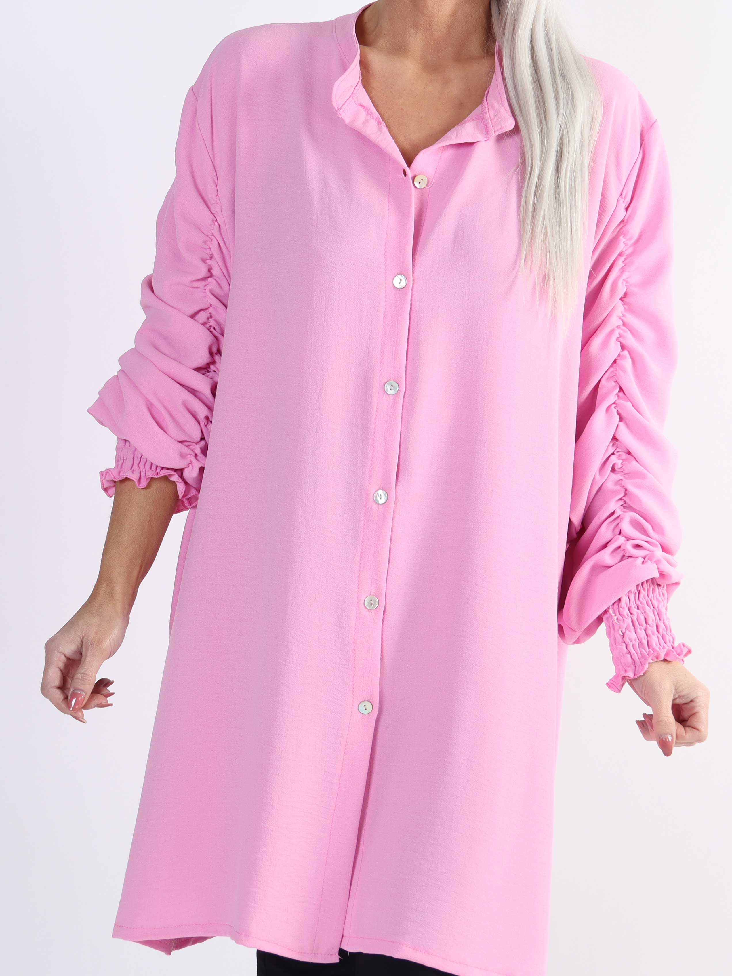 Athena - Lang plus size skjorte med rynk på ærmerne